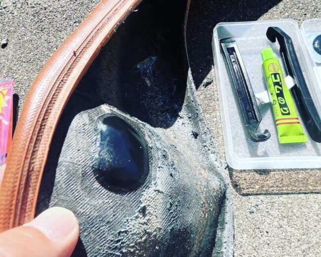 マウンテンバイクのタイヤの穴にパッチ